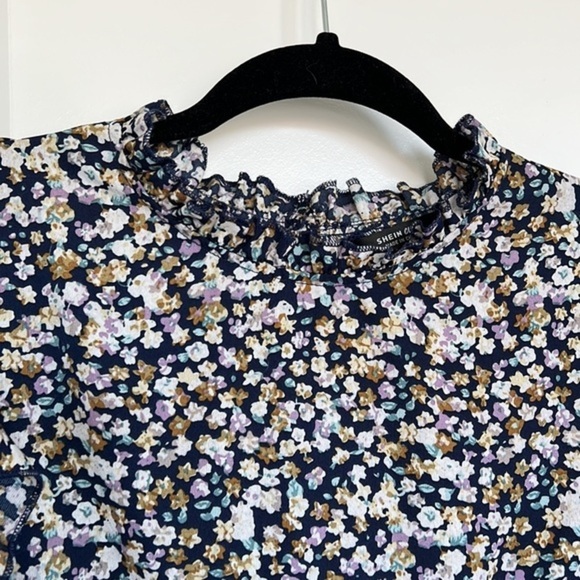 floral mock neck​ - Picture 2 of 3